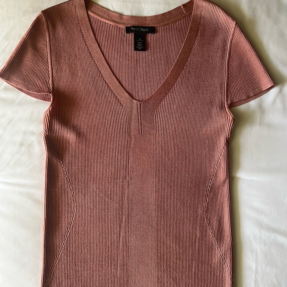 White House Black Market Rose Ribbed V-Neck Short Sleeve Top